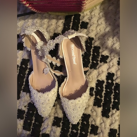 CRYSTAL QUEEN OFF WHITE LACE & PEARL EMBOSSED WEDDING, PROM , - Picture 3 of 7